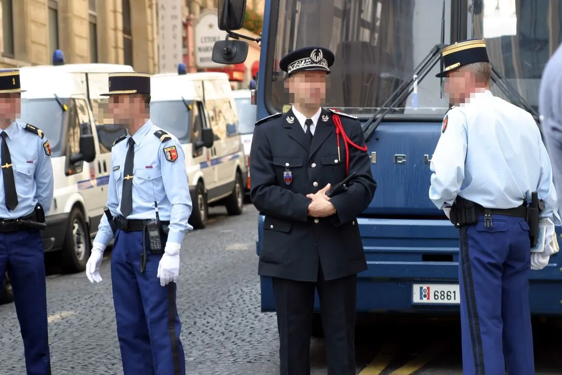 Des gendarmes en tenue de service, au contact de la population